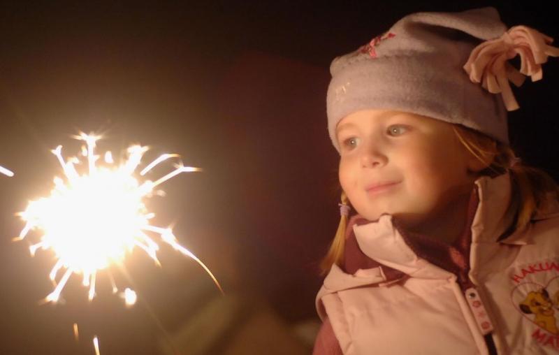 Ура, каникулы! Пиротехника, которую можно запускать с детьми - Циолковский | ciolkovskij.salutsklad.ru